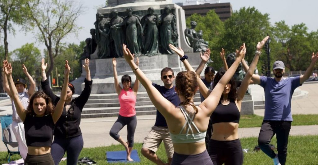 Cours de yoga en groupe